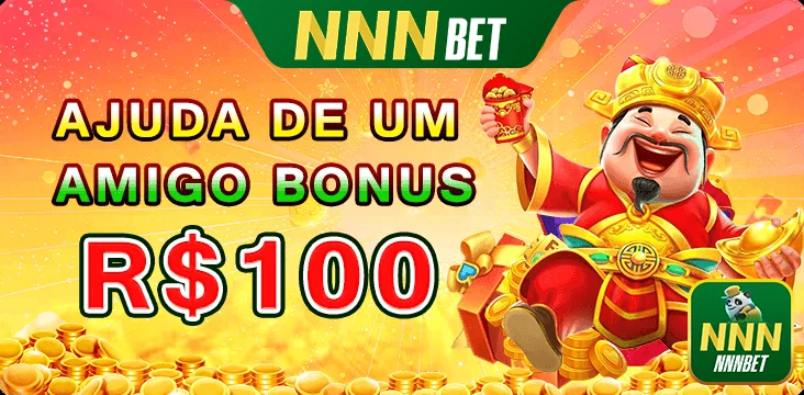 Jogador feliz acionando slot games em promoção